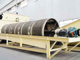 其包括底座、激振裝置、機架及設于 機架上的復數個篩分滾筒、料斗、驅動裝置、復數個輸送裝置